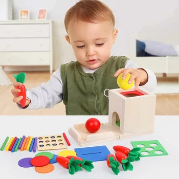 Enfant jouant avec jouet éducatif en bois, formes géométriques colorées, carottes en plastique, développement cognitif, motricité fine.