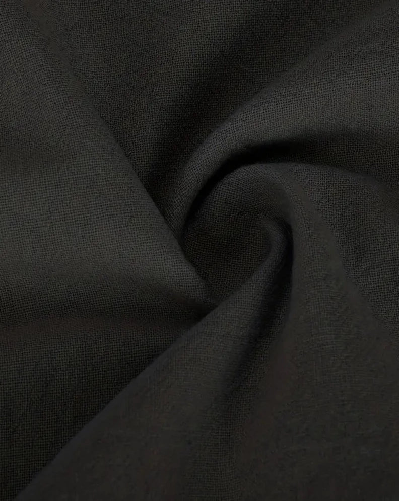 Tissu noir en coton, texture douce et lisse, idéal pour la couture et la mode. Matériau de haute qualité, parfait pour vêtements et décoration.