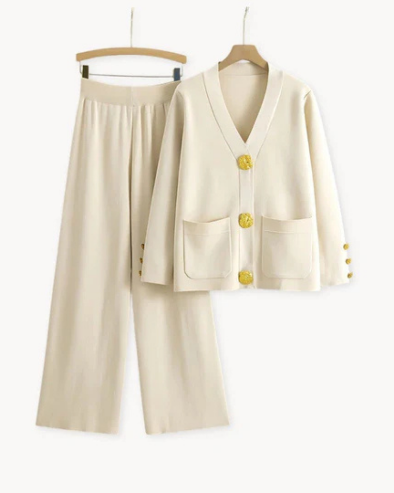 Costume femme élégant en laine beige, avec veste à boutons dorés et poches, pantalon ample assorti. Mode chic, tenue professionnelle automne-hiver.