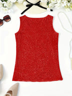 Débardeur rouge pailleté sans manches sur fond blanc, entouré de lunettes de soleil, chapeau, fleurs blanches et chaussures beiges. Mode été chic.