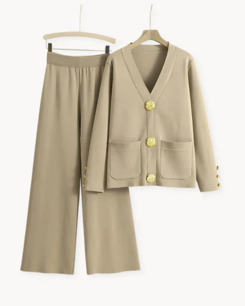 Costume beige élégant pour femme, composé d'un cardigan à boutons dorés et d'un pantalon ample. Ensemble chic et moderne pour la mode féminine.