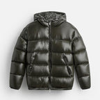 Doudoune noire brillante avec capuche, fermeture éclair centrale, poches latérales. Veste d'hiver tendance, isolante et imperméable.