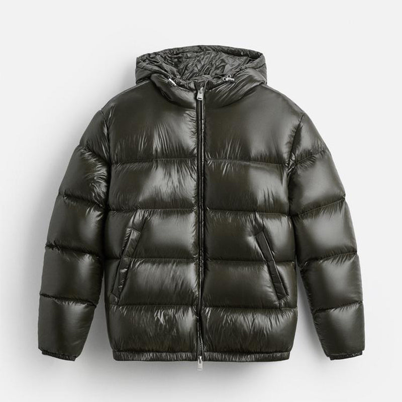 Doudoune noire brillante avec capuche, fermeture éclair centrale, poches latérales. Veste d'hiver tendance, isolante et imperméable.