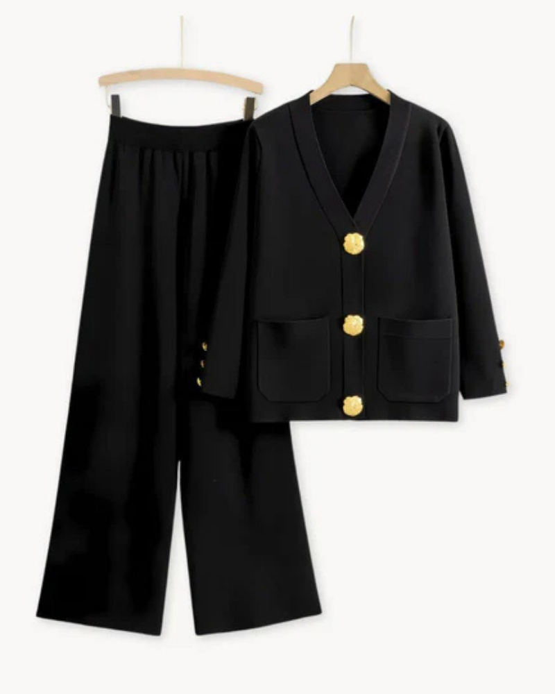 Costume noir élégant pour femme avec veste à boutons dorés et pantalon large. Ensemble chic, mode féminine, tenue professionnelle.