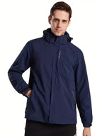 Homme portant une veste imperméable bleue avec capuche, poches zippées et logo visible. Mode masculine, vêtement d'extérieur, style décontracté.