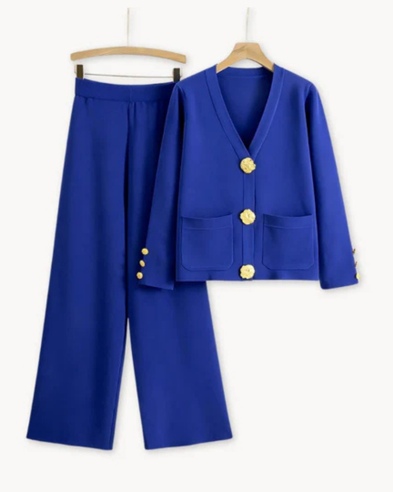 Costume bleu femme, veste à boutons dorés, poches avant, pantalon large assorti, ensemble élégant, mode féminine, tenue chic et moderne.