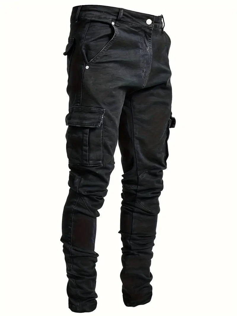 Pantalon cargo noir en cuir synthétique, style slim fit, avec poches latérales et détails zippés, mode urbaine tendance pour hommes.