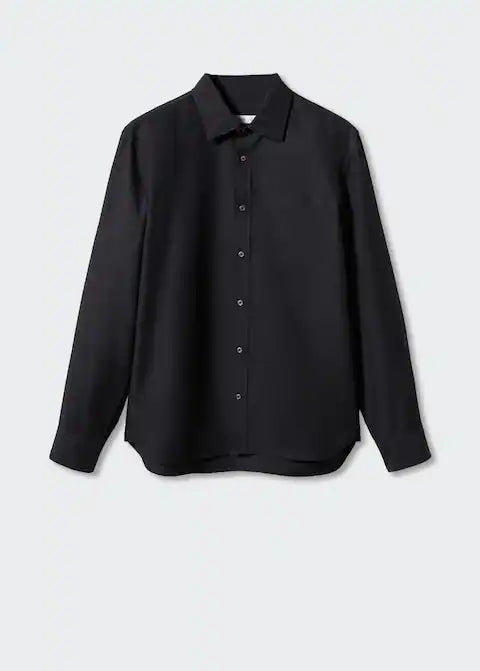 Chemise noire élégante pour homme, manches longues, col classique, boutons discrets. Mode masculine, vêtement formel, style intemporel.