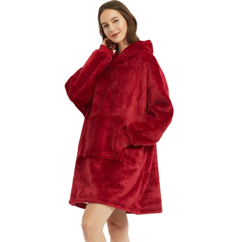 Femme portant un sweat à capuche oversize rouge en polaire, confortable et chaud, idéal pour l'hiver. Mode cocooning, vêtement douillet.