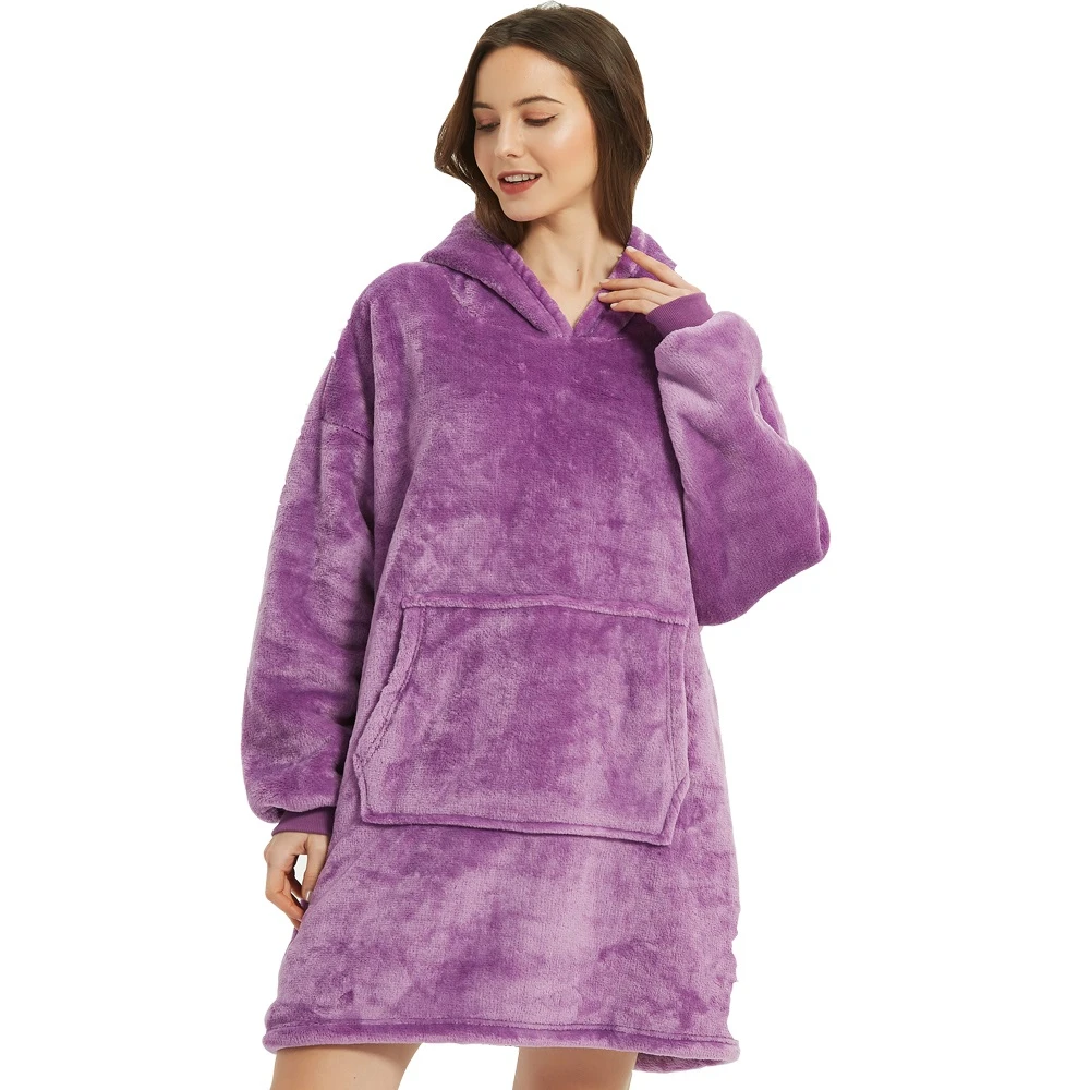 Femme portant un sweat à capuche oversize en polaire violet, confortable et chaud, idéal pour l'hiver. Mode décontractée, tendance cocooning.