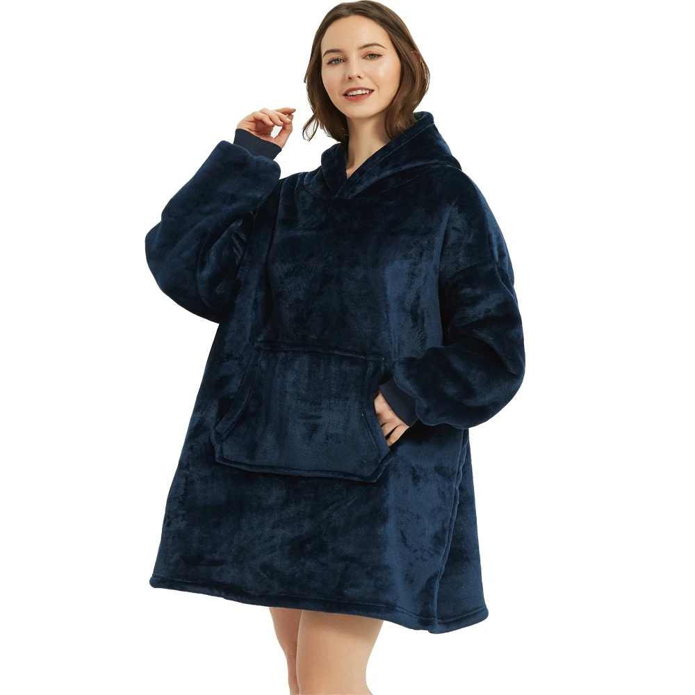Femme portant un sweat à capuche oversize en polaire bleu marine, confortable et chaud, idéal pour l'hiver. Mode cocooning tendance.