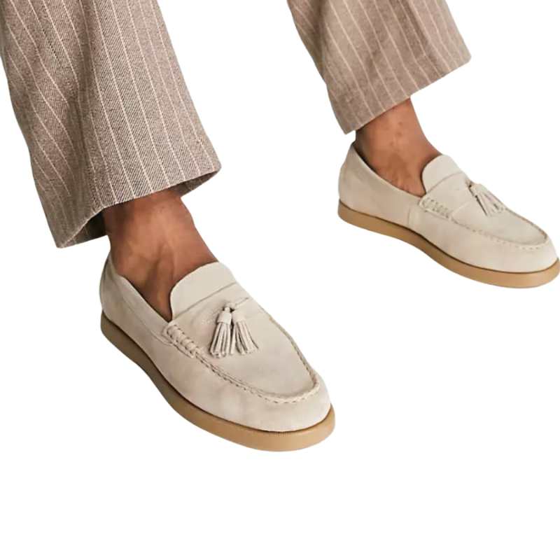 Pantalon à rayures beige et mocassins en daim beige avec pampilles, style élégant et décontracté, mode masculine tendance, chaussures confortables.