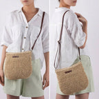 Sac en paille tressée porté par une femme en chemise blanche et short vert, bandoulière marron, style estival, mode décontractée, accessoire tendance.