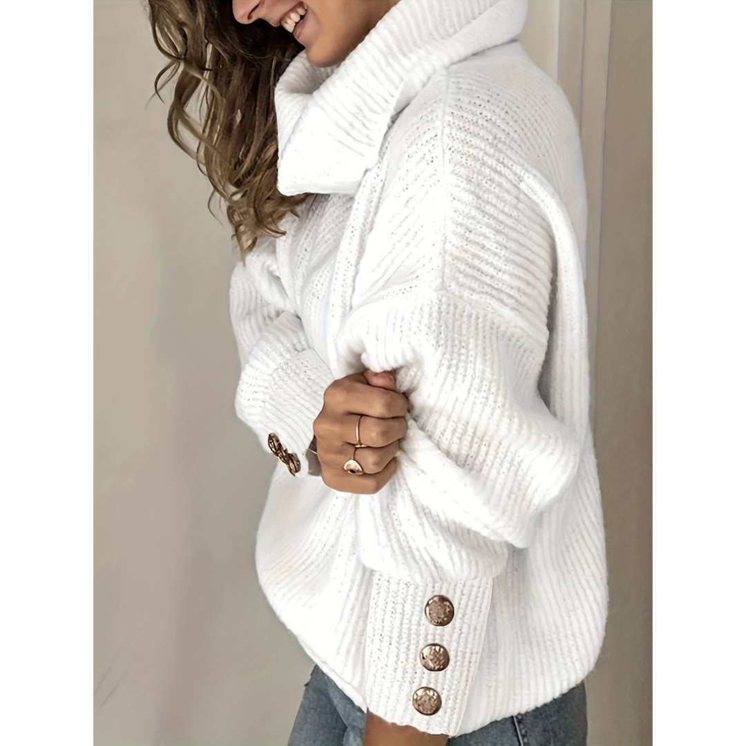 Femme portant un pull blanc en tricot à col roulé avec boutons décoratifs sur les manches, style automne-hiver, mode féminine élégante et confortable.