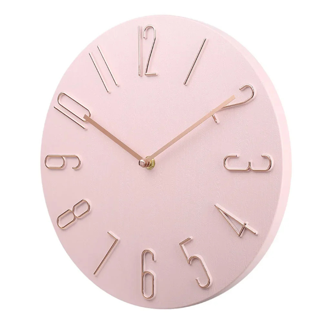 Horloge murale rose pastel avec chiffres en relief et aiguilles dorées, design moderne, décoration intérieure élégante, style minimaliste.