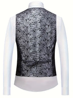 Gilet homme élégant en tissu jacquard noir et argent, motif floral, sur chemise blanche. Mode masculine, tenue formelle, style raffiné.