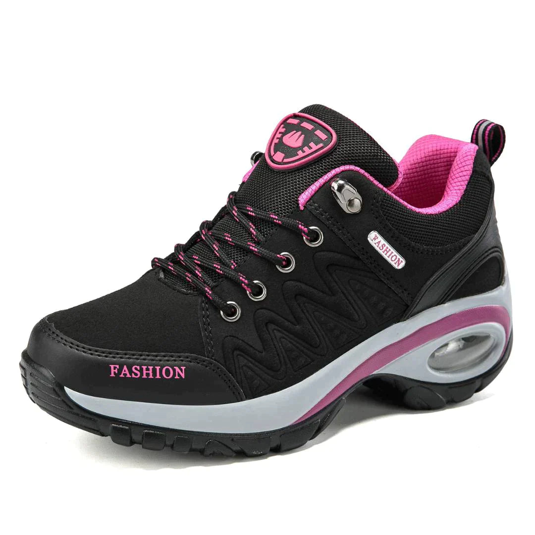 Chaussure de sport noire et rose pour femme, semelle épaisse, lacets roses, design moderne, idéale pour fitness et marche.