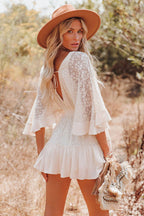 Femme en robe blanche en dentelle, chapeau marron, dans un champ ensoleillé. Mode bohème, été, style décontracté, nature.