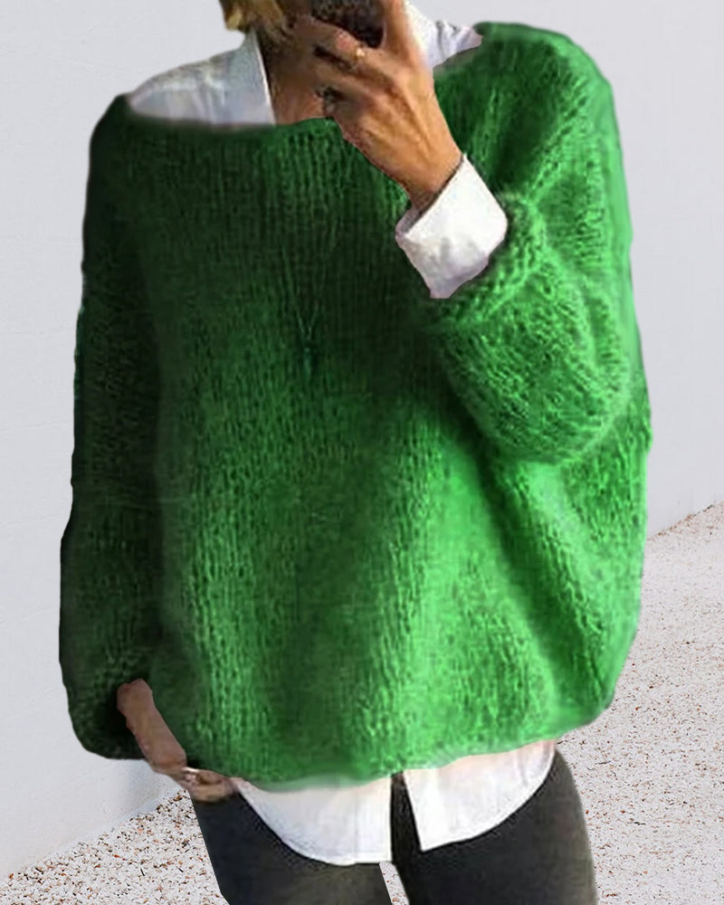 Pull vert en laine épaisse porté par une personne, style décontracté, manches longues, sur chemise blanche. Mode automne-hiver, tendance cosy.