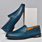 Mocassins en cuir bleu pour homme, élégants et modernes, avec semelle noire antidérapante. Chaussures décontractées idéales pour un style chic.