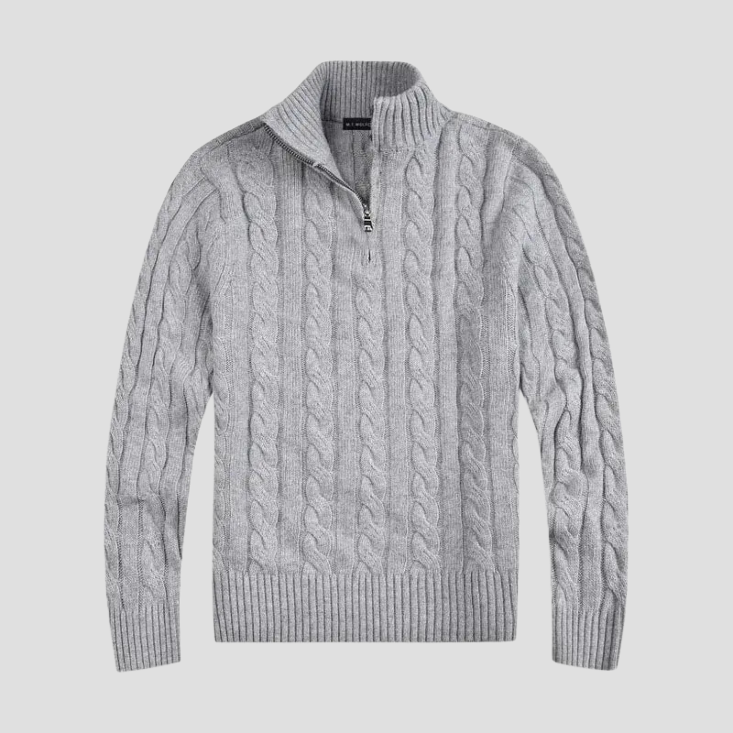 Pull gris en laine torsadée avec col zippé, style élégant et chaud, idéal pour l'hiver. Mode homme, vêtement confortable et tendance.