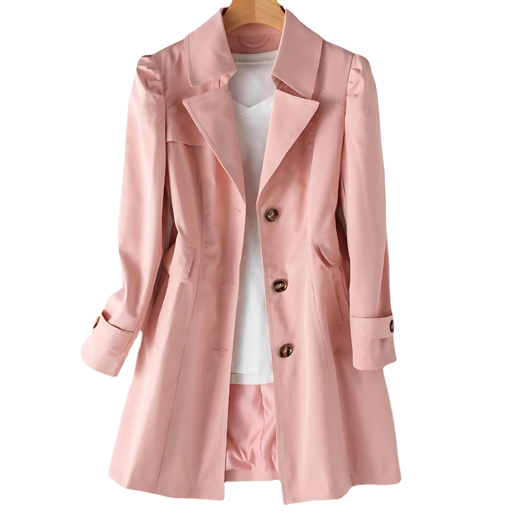 Manteau trench rose élégant pour femme, suspendu sur un cintre, avec boutons marron et doublure blanche, mode automne chic et tendance.