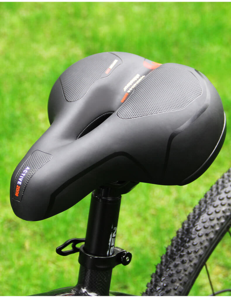 Selle de vélo ergonomique noire sur fond d'herbe verte, conçue pour le confort et la performance, idéale pour le cyclisme tout-terrain.