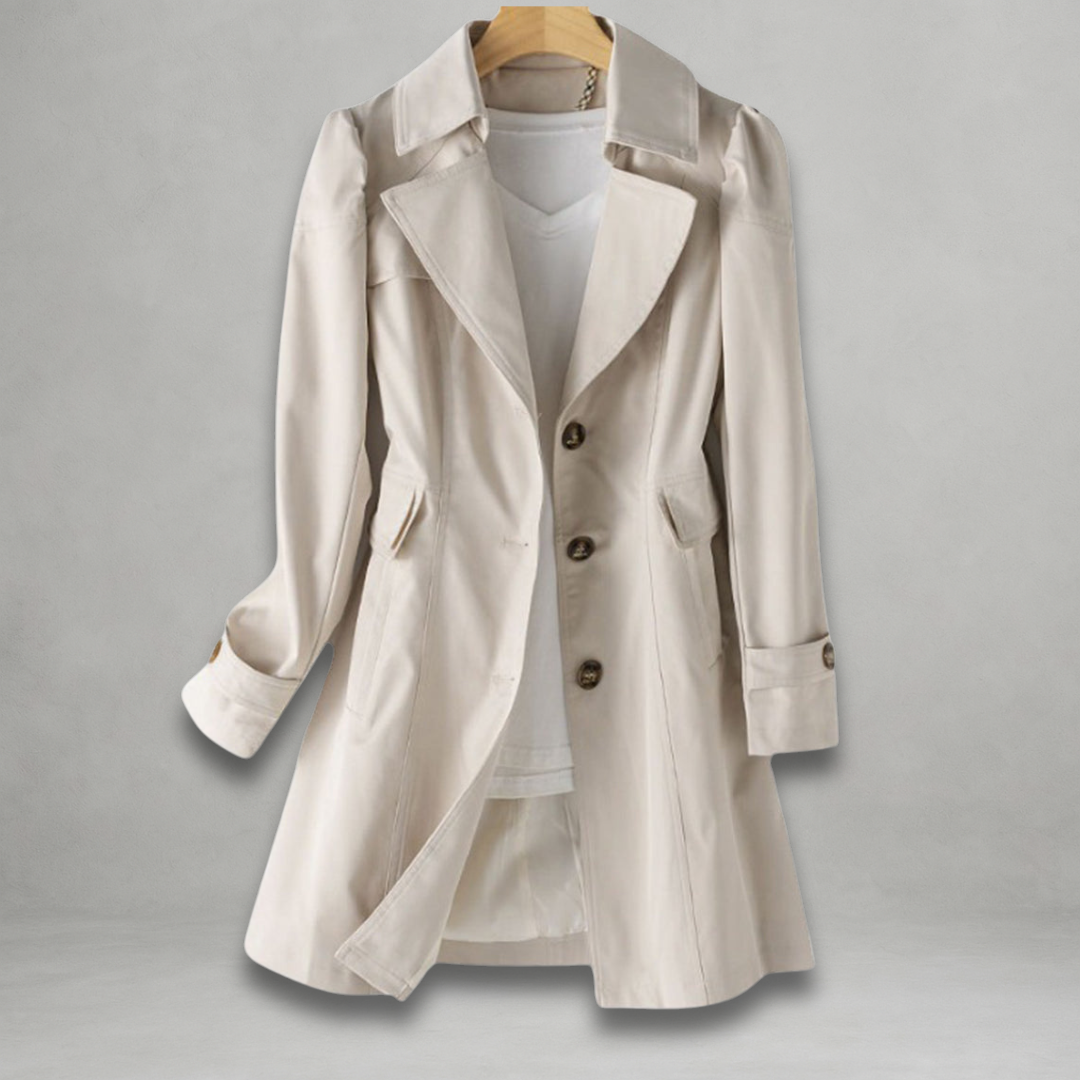 Manteau trench beige élégant pour femme, suspendu sur un cintre, avec col à revers et boutons marron, idéal pour la mode automne-hiver.