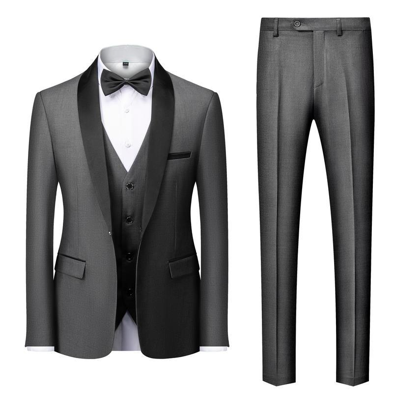 Costume trois pièces gris élégant avec veste, gilet, pantalon et nœud papillon noir. Tenue formelle pour homme, idéale pour mariage ou soirée.