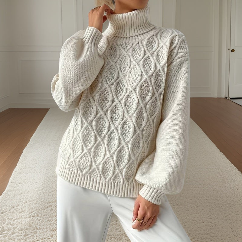 Femme portant un pull en maille torsadée blanc, col roulé, manches longues, dans une pièce lumineuse. Mode hiver, style élégant et confortable.