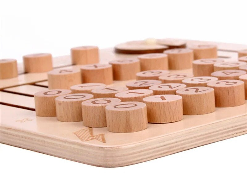 Jeu éducatif en bois pour enfants avec chiffres et lettres, idéal pour l'apprentissage précoce et le développement cognitif.