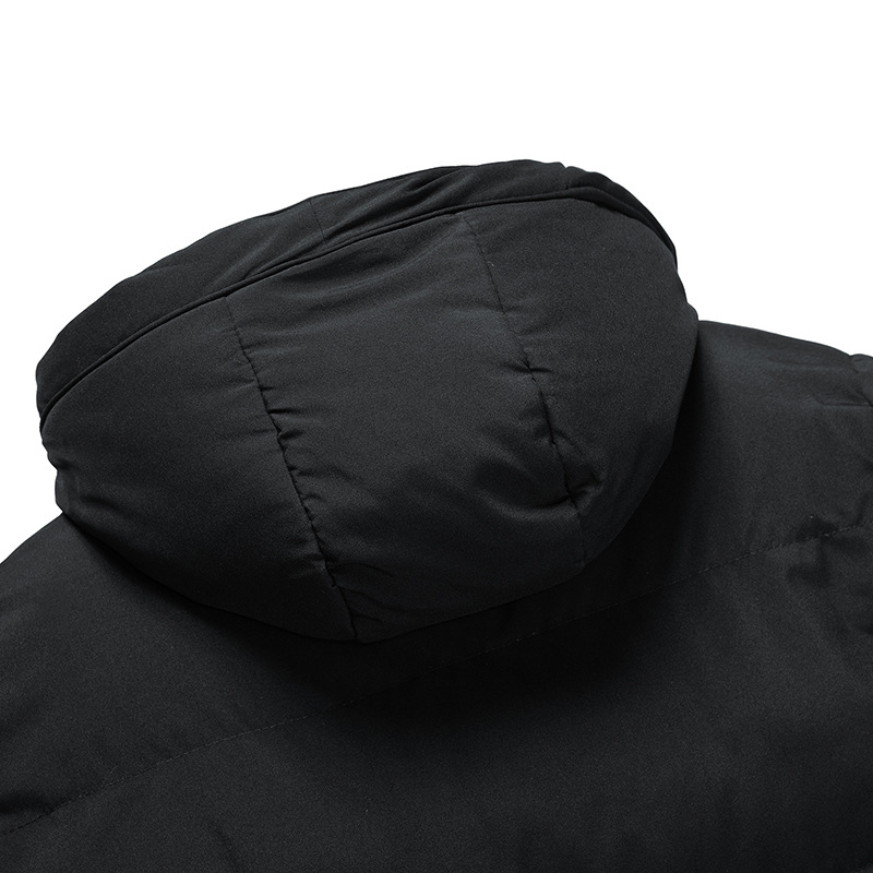 Veste d'hiver noire avec capuche, vue de dos. Manteau chaud, rembourré, idéal pour temps froid. Mode hiver, vêtement extérieur isolant.