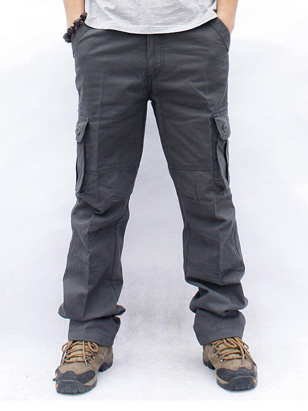 Pantalon cargo gris pour homme, poches latérales, style décontracté, idéal pour randonnée et activités extérieures, porté avec chaussures de randonnée.