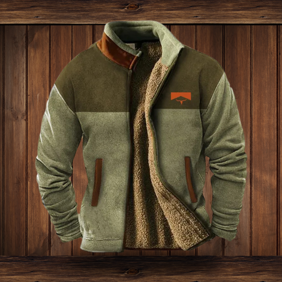 Veste polaire verte et marron pour homme, doublée en sherpa, avec poches latérales et logo orange, sur fond de bois rustique.