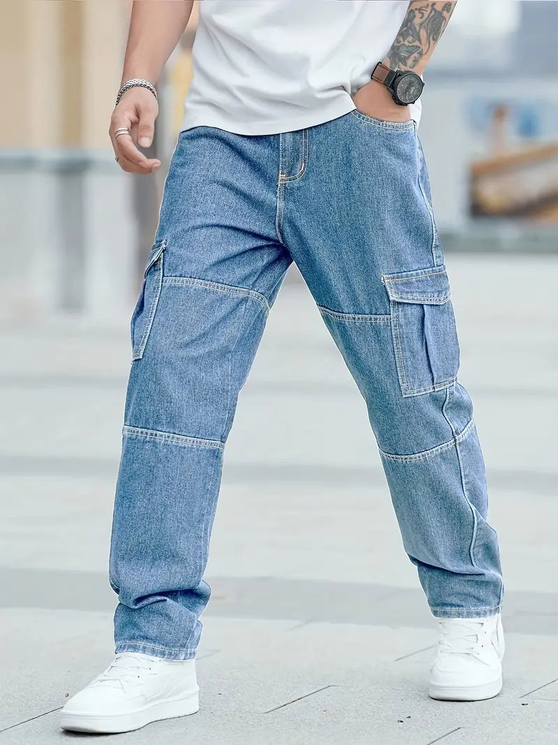 Pantalon cargo en jean bleu pour homme, poches latérales, style décontracté, mode urbaine, chaussures blanches, montre-bracelet visible.