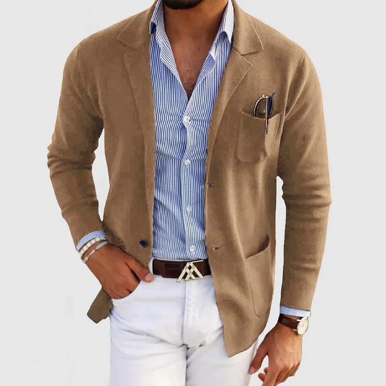Homme en blazer marron, chemise rayée bleue, pantalon blanc; style élégant et moderne, mode masculine, tenue décontractée chic.