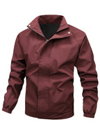 Veste imperméable bordeaux pour homme, avec fermeture éclair, col montant et poches latérales. Mode masculine, vêtement d'extérieur élégant.