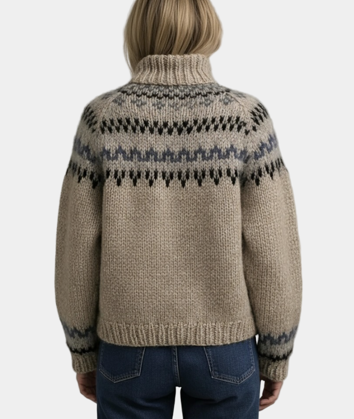 Femme portant un pull en laine beige à motifs nordiques, col roulé, manches longues, style hiver, vue de dos, sur fond blanc.