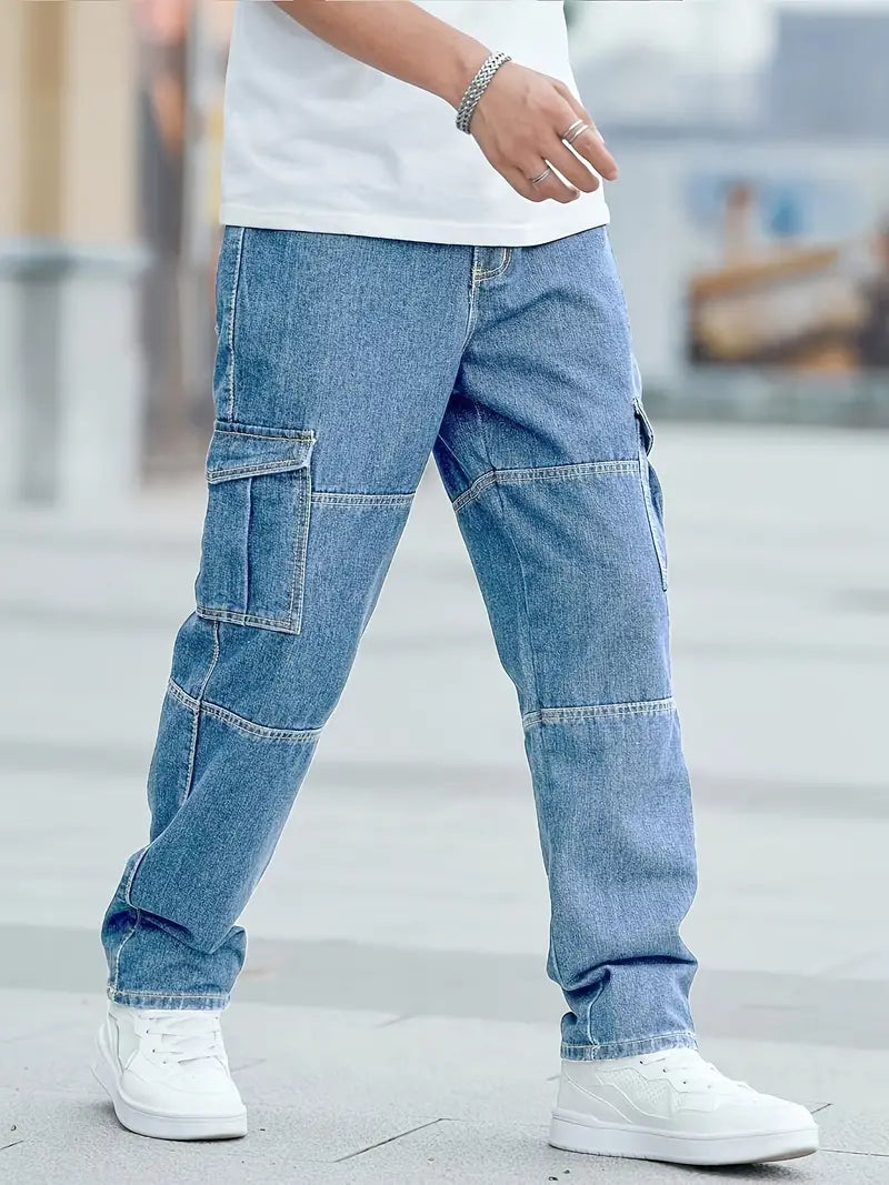 Jeans cargo bleu pour homme, style décontracté, poches latérales, portés avec des baskets blanches, mode urbaine tendance.