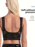 Dos d'une femme portant un soutien-gorge de sport noir sans coutures, design en maille respirante, confort sans pression, force élastique.
