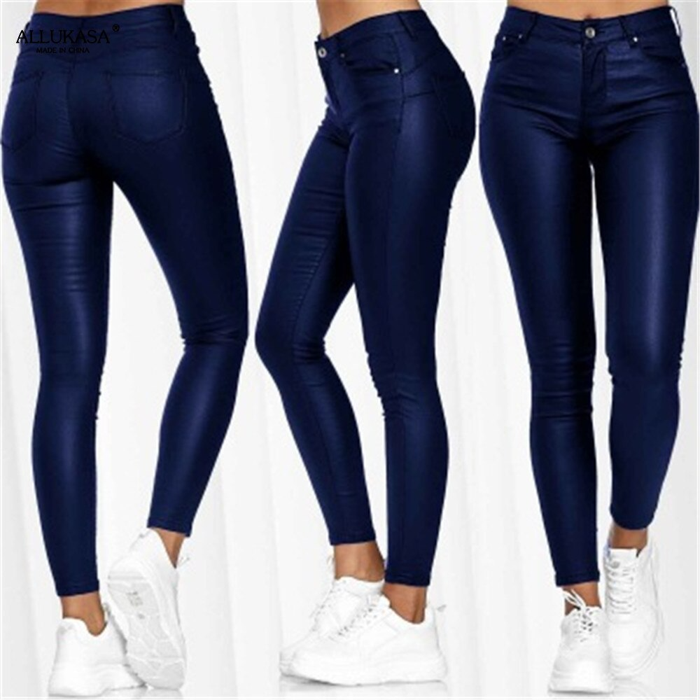 Trois mannequins portant des leggings bleu marine en similicuir, taille haute, ajustés, avec poches arrière, chaussures blanches. Mode féminine tendance.