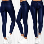 Trois mannequins portant des leggings bleu marine en similicuir, taille haute, ajustés, avec poches arrière, chaussures blanches. Mode féminine tendance.