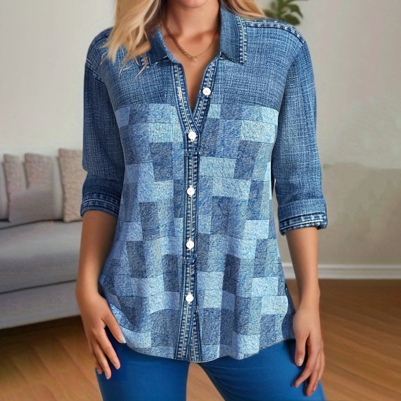 Femme portant une chemise en jean patchwork à manches longues, boutons blancs, dans un salon moderne. Mode décontractée, tendance denim.