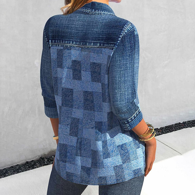 Femme portant une chemise en jean patchwork à manches trois-quarts, style décontracté, devant un mur gris. Mode féminine tendance.
