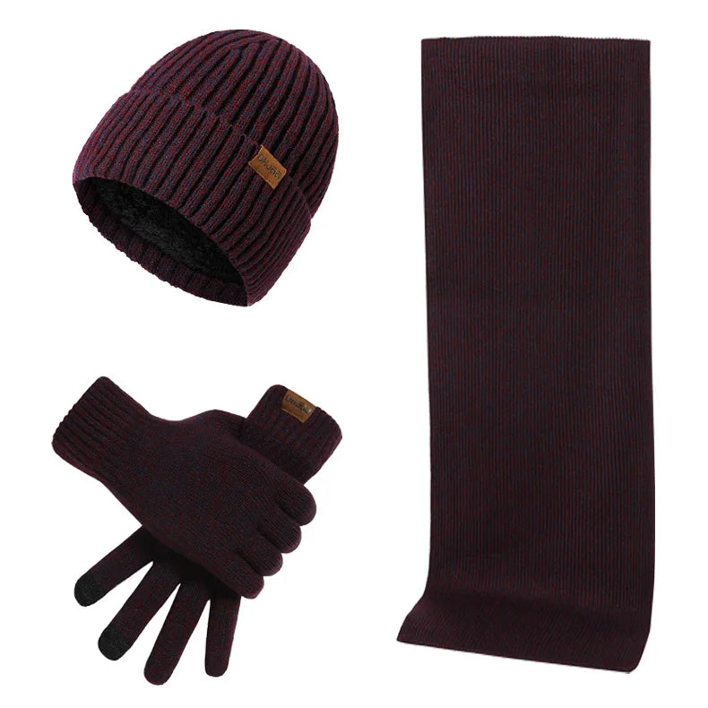 Bonnet, écharpe et gants en tricot bordeaux pour l'hiver. Ensemble chaud et élégant, idéal pour le froid. Accessoires mode unisexes.