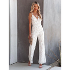 Femme en combinaison blanche en dentelle, élégante et chic, tenant une pochette beige. Mode féminine, tenue de soirée tendance.