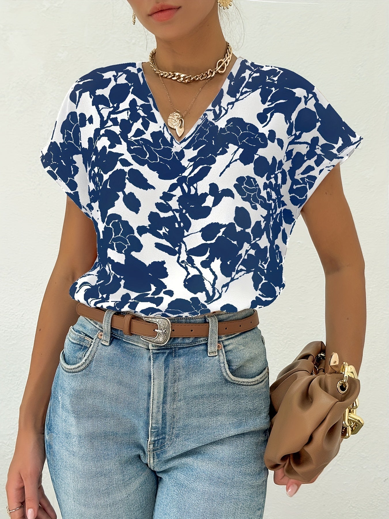 Blusa floral con escote en pico
