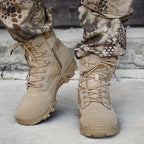 Bottes tactiques beige robustes avec lacets, portées avec un pantalon camouflage. Chaussures militaires résistantes pour activités extérieures.