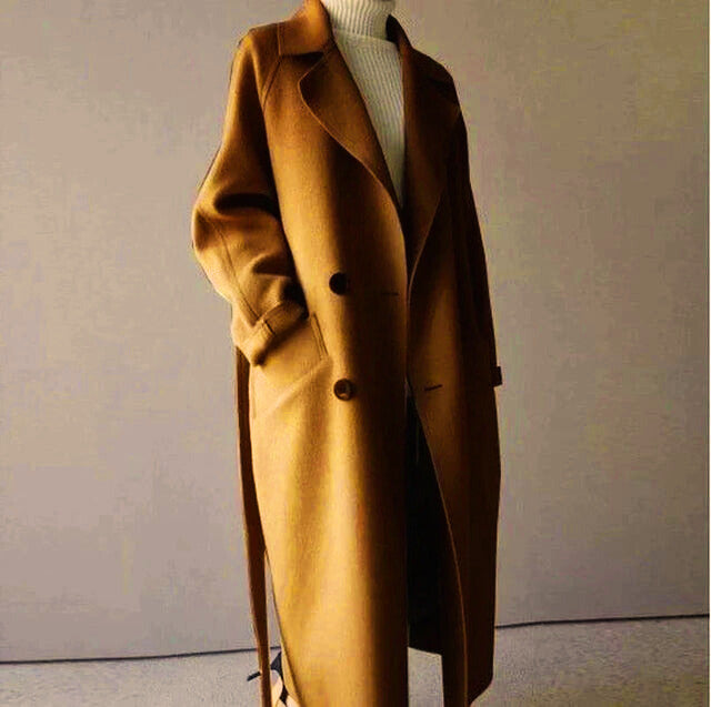 Manteau long camel en laine, style élégant et moderne, avec col à revers et poches, idéal pour l'automne et l'hiver. Mode féminine chic.