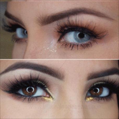 Yeux maquillés avec fard à paupières doré et noir, cils volumineux, sourcils bien définis. Maquillage glamour pour soirée ou événement spécial.